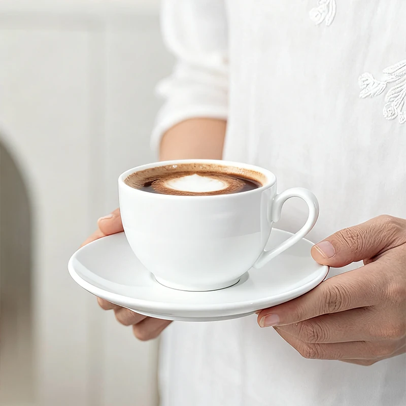 ถ้วยกาแฟและชาเซรามิกพอร์ซเลนสีขาวพร้อมจานรอง ความจุ 220 มล. พร้อมพิมพ์โลโก้แบบกำหนดเองสำหรับขายส่ง