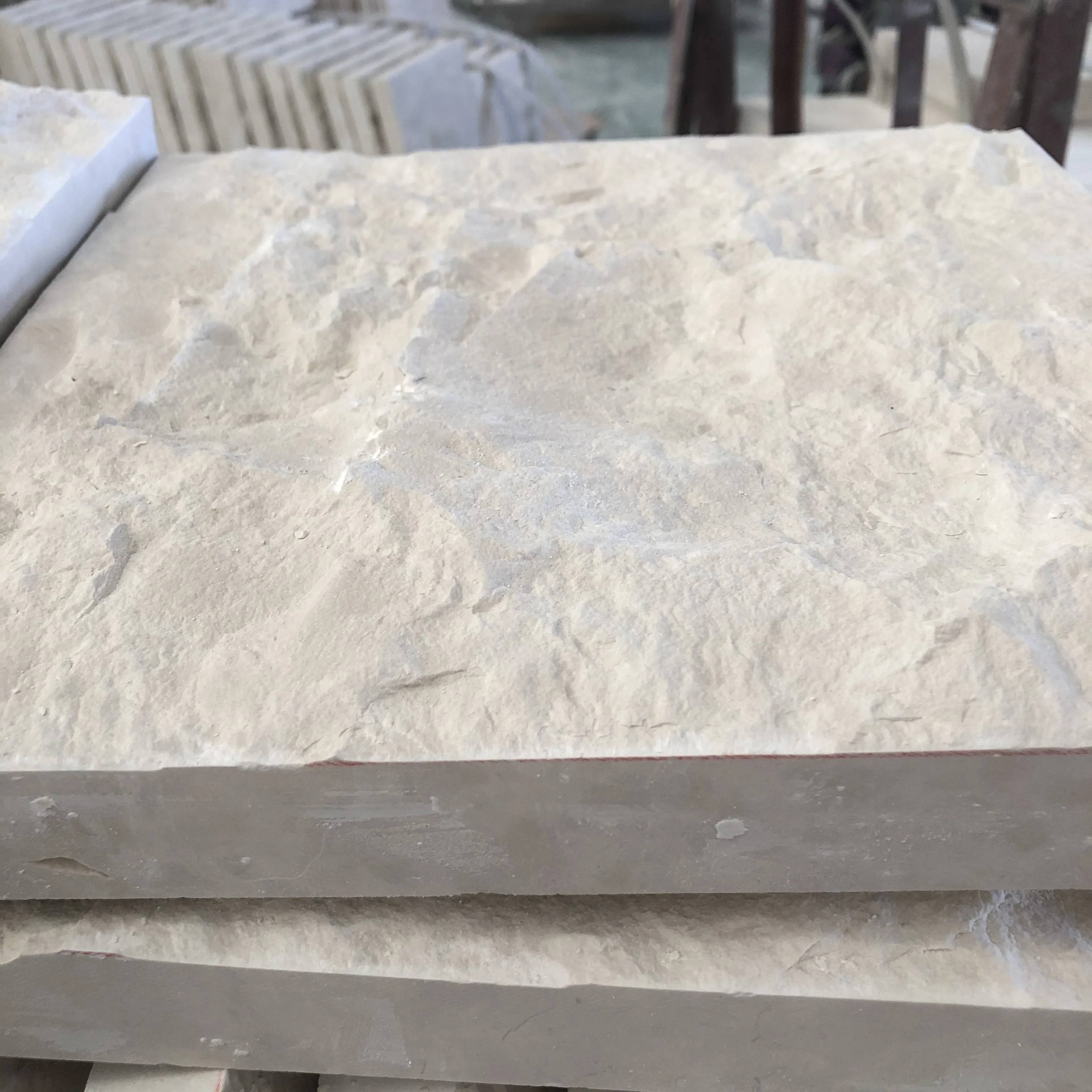 Съвременен дизайн с обработена повърхност от варовик за проект на външни стени – за църква, хотел, вила и училище