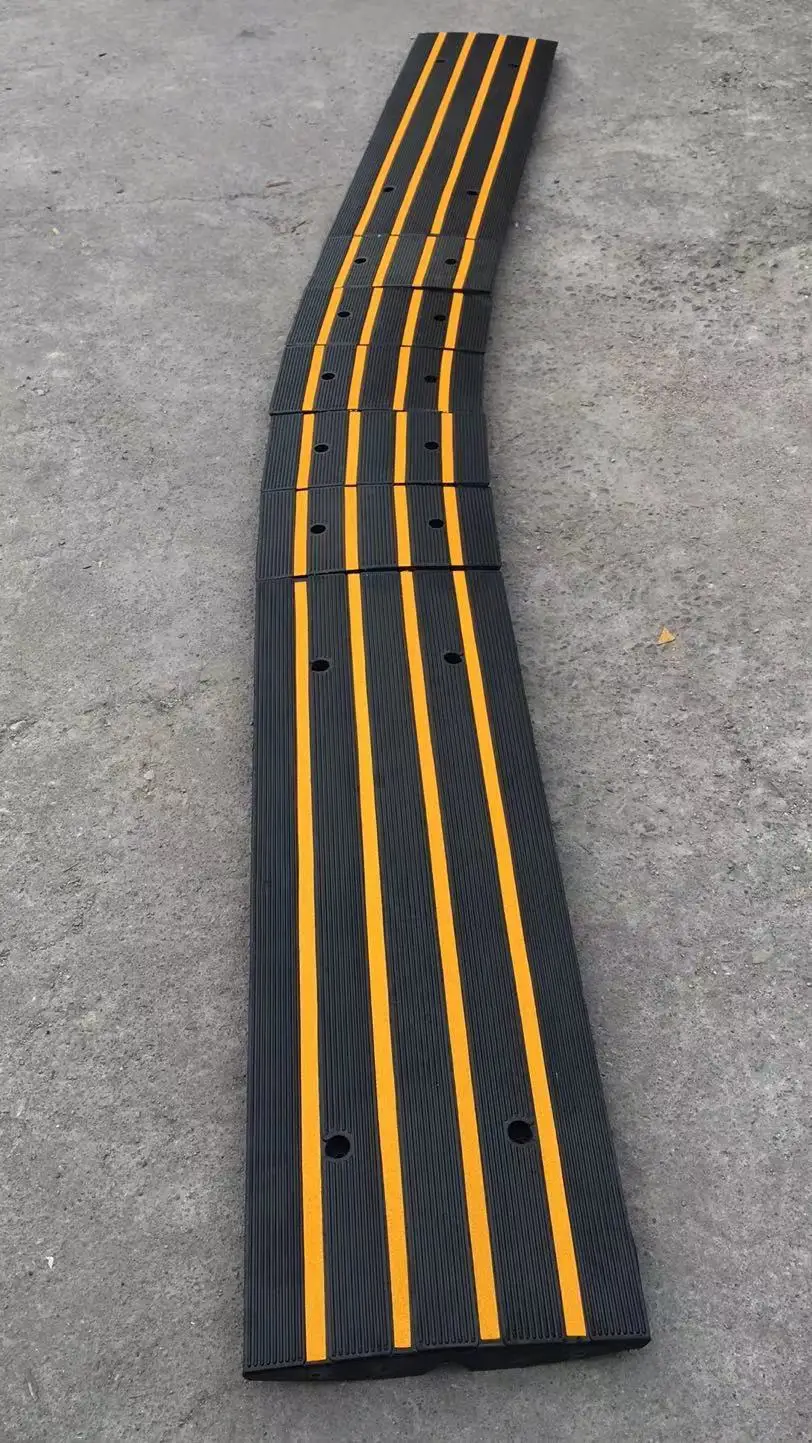 1.2m Bend Car Driveway Rubber Curb Ramp Sections Rolled-Edge Kerb Speed Bumps supplier