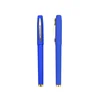 Un corps de stylo bleu avec un clip de stylo doré