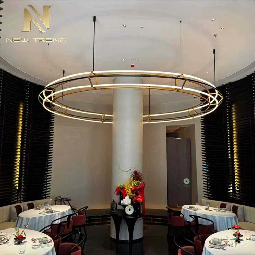 Suspension LED sculpturale moderne en forme d’auréole – Installation artistique sur mesure de grande dimension pour le hall, la salle d’exposition et le restaurant