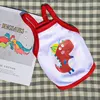 Camiseta sin mangas blanca con diseño de dinosaurio rojo.