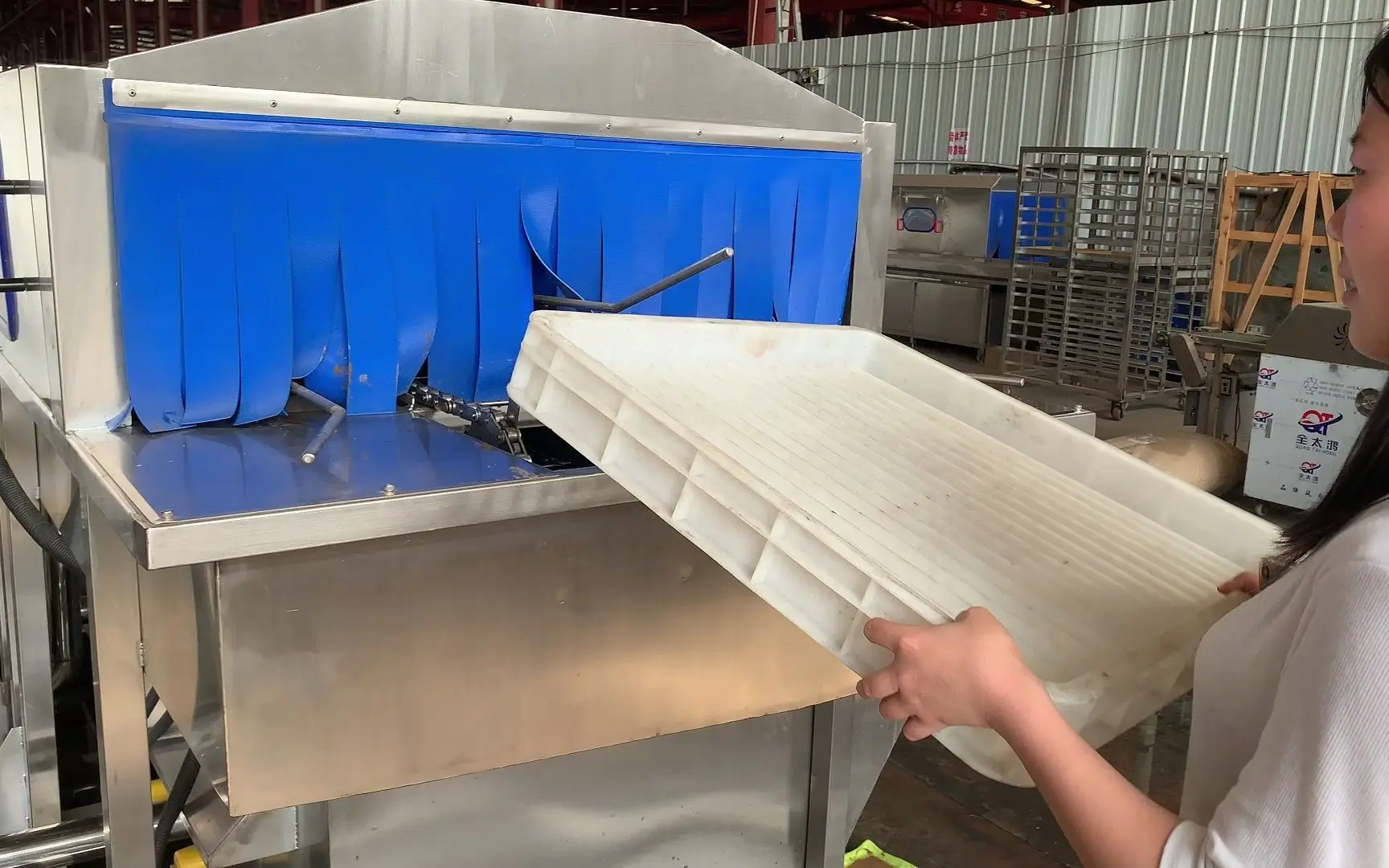 Basket cleaning machine Industrial plastic turnover basket cleaning machine Automatic pallet cleaning equipment for food factories