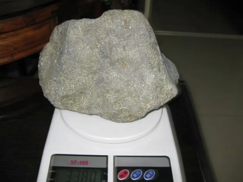 Source 3.3 kg diamond meteorite with much golden stars,looks very