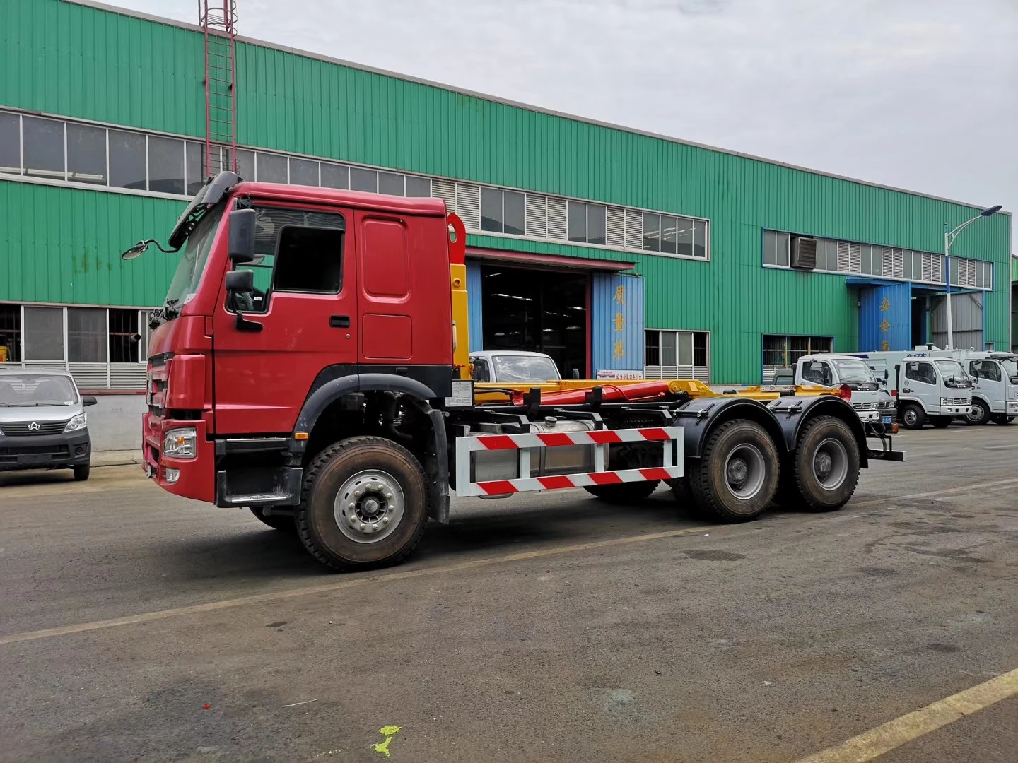 Китайский известный бренд SINOTRUK HOWO крюк подъемный мусоровоз с Заводской ценой продажа в Африке