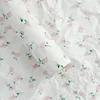 Fondo blanco con flores rosas