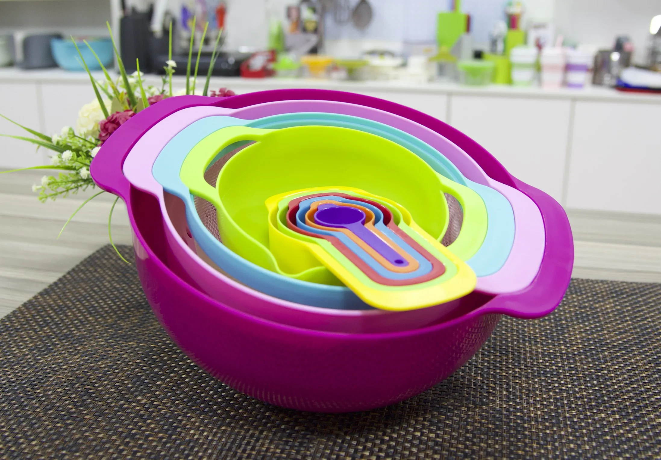 Colorful Kitchen Plastic Nested Mixing Bowls Set Colander Mesh Strainer with Handles Measuring Cups and Spoons