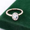 Anillo de moissanita de oro macizo de 14 quilates.