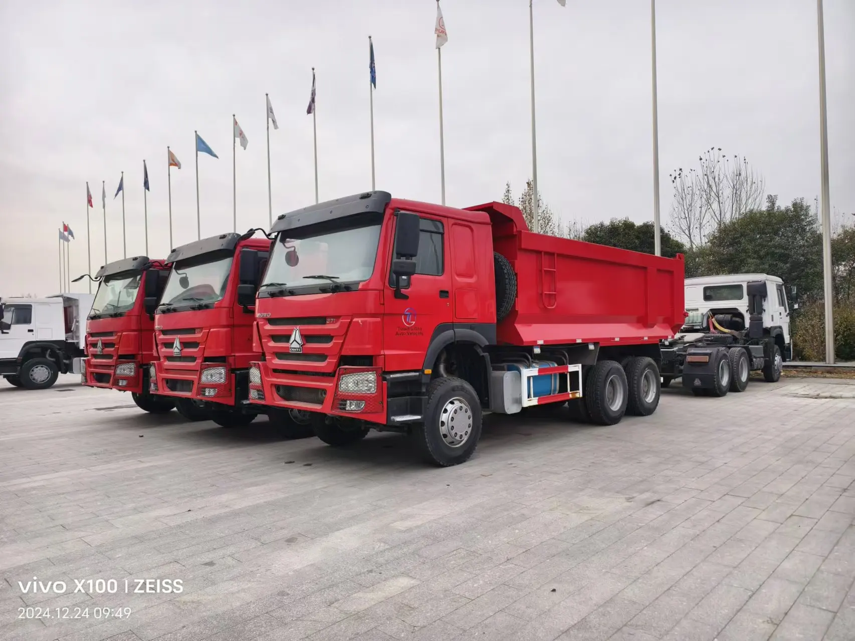Customizable Logo Dump Truck Quality Assurance 6x4 Diesel Heavy Truck Left Steering Euro 2 Emission Can Be Customized Colors