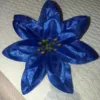 Flor navideña con purpurina azul