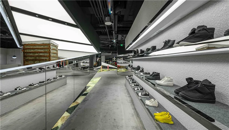 High Glass Wall Mounted Footwear Furniture for Shoe Retail Display