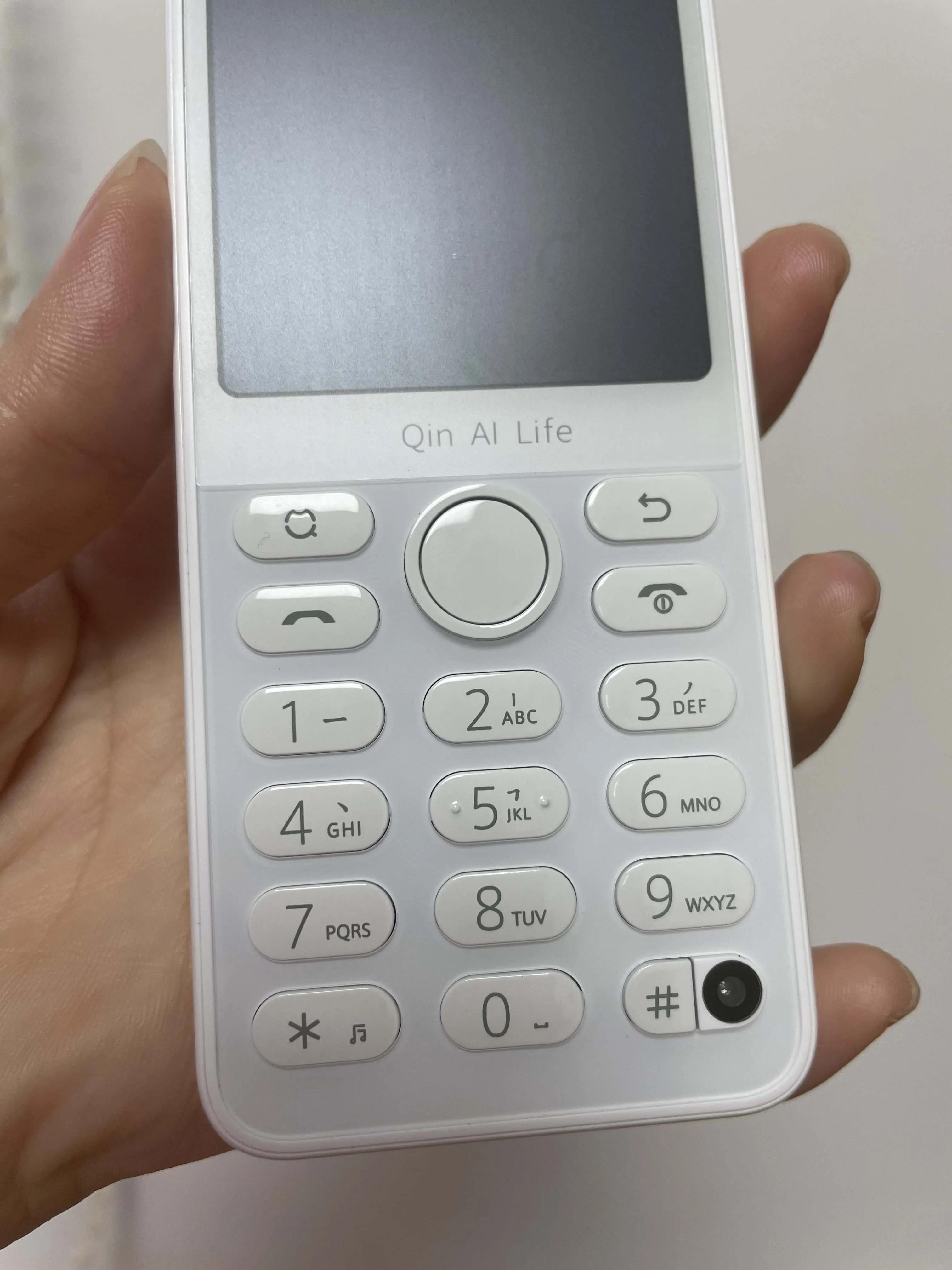 Qin F21 PRO スマートフォン - Android 11, 5MPカメラ, ブラック/ホワイト