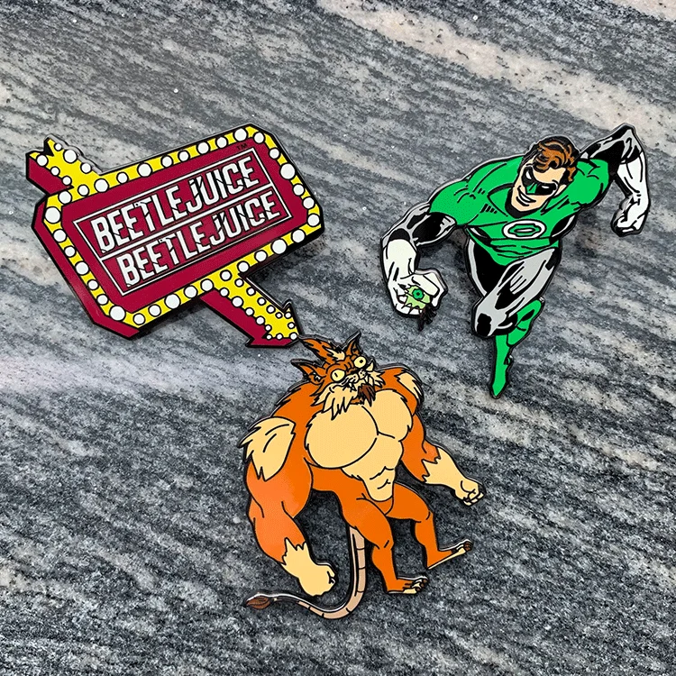 کارخانه پین های یقه سفارشی آرم 2D 3D پین های مینای سخت و نرم تولید کننده بدون حداقل سفارش نشان فلزی آلیاژ روی کارتونی 4