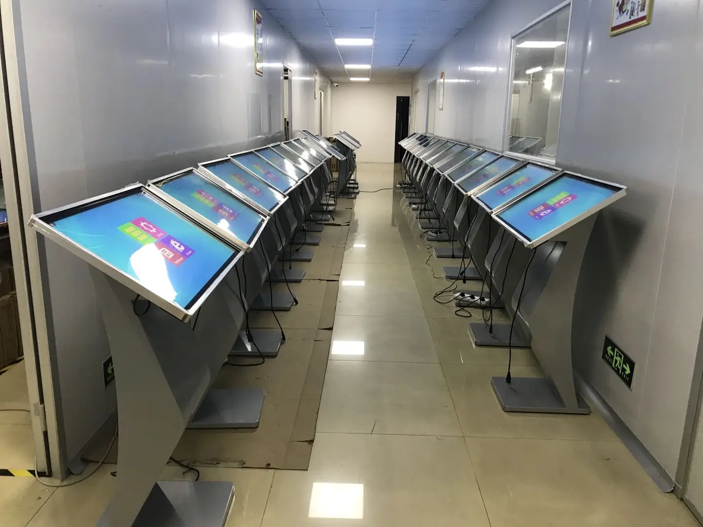 43/55 inch digital signage Metal Floor Stand Lcd Advertising Digital Signage Kiosk With Android Indoor Touch Screen Display manufacture