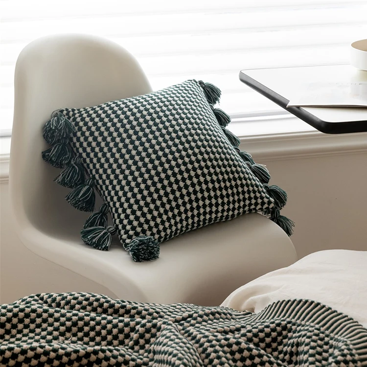 Knitted Round Pillow Styling