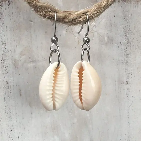 Orecchini a cerchio personalizzabili con conchiglia Puka galleggiante riempiti in oro 14k - Italia