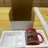 Papel floral con logo rojo en caja blanca grande.