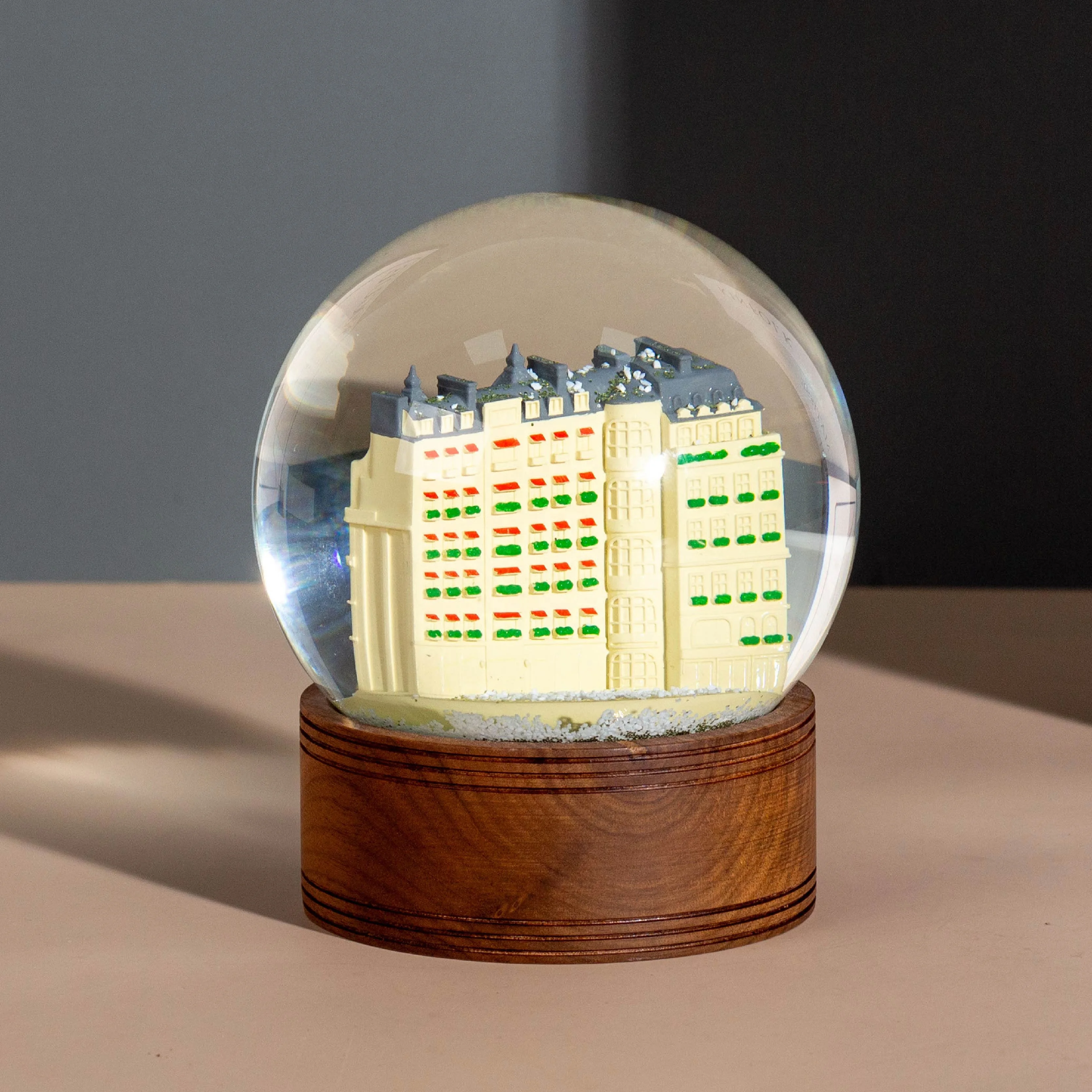 Custom Resin Hotel Architecture Statue With Wooden Base Snow Globe Water Globe Decoration Corporate Anniversary Souvenir Gifts