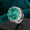 Anillo abierto de oro blanco con parra verde
