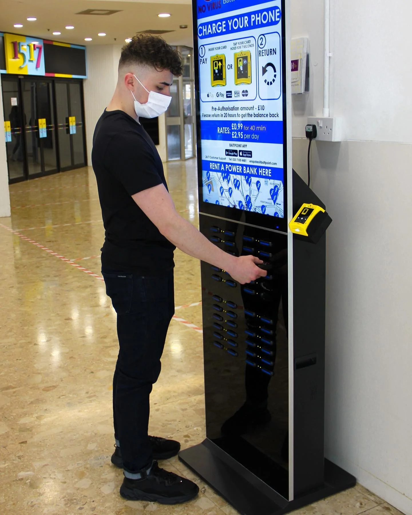 Digital Signage Ad Screen Shared Portable Phone Charger Sharing Power Bank Rental Station with POS Vending Machine