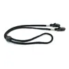 Un clip negro, estilo "clip-on".