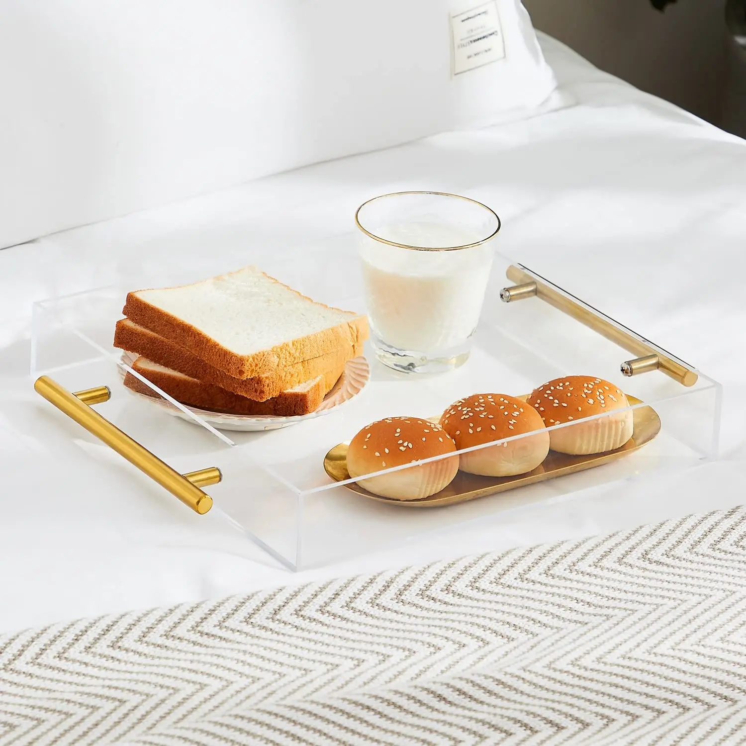 Пользовательские прозрачные акриловые сервировочные подносы с металлическими золотыми или режущими ручками