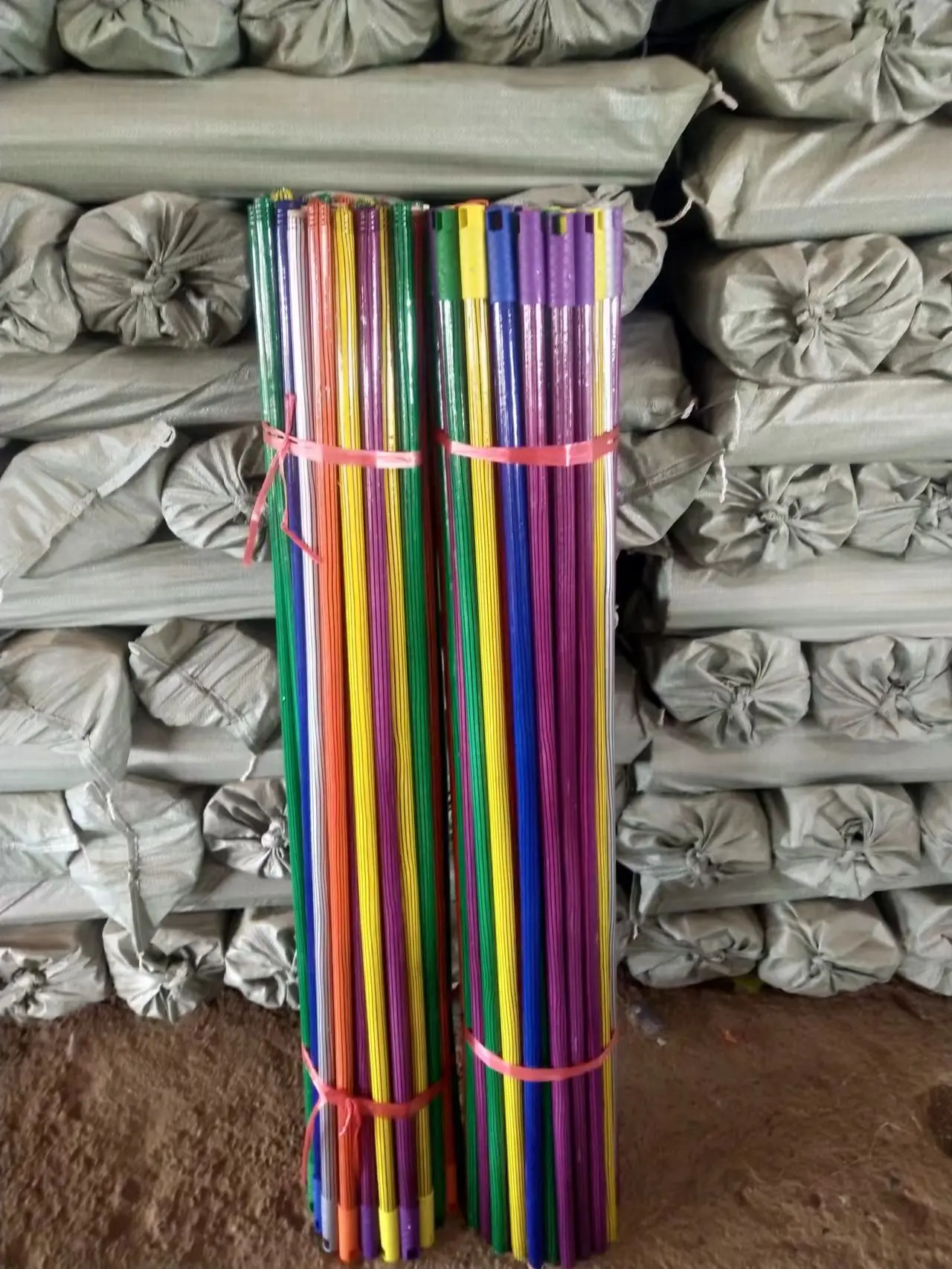 Новинка 2022 Лидер продаж метла с круглым стержнем в наличии сделано Китае деревянная ручка метлы низкая цена нажимная