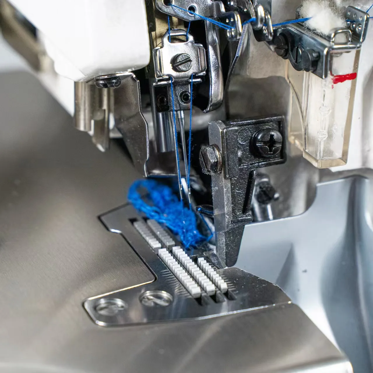 4-Thread Automatic Overlock Industrial Sewing Machine with Auto Thread Trimmer JACK Model Use for Garment Condition
