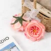 Une seule fleur rose foncé