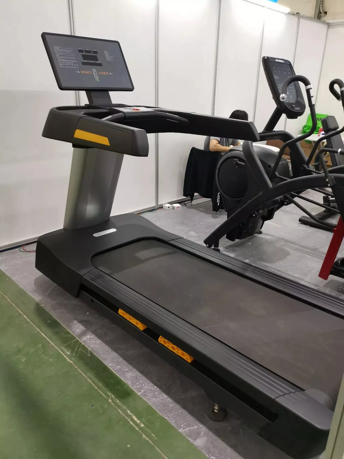 人気の業務用ジム機器、大型モニター付きカーブトレッドミル、電動LED