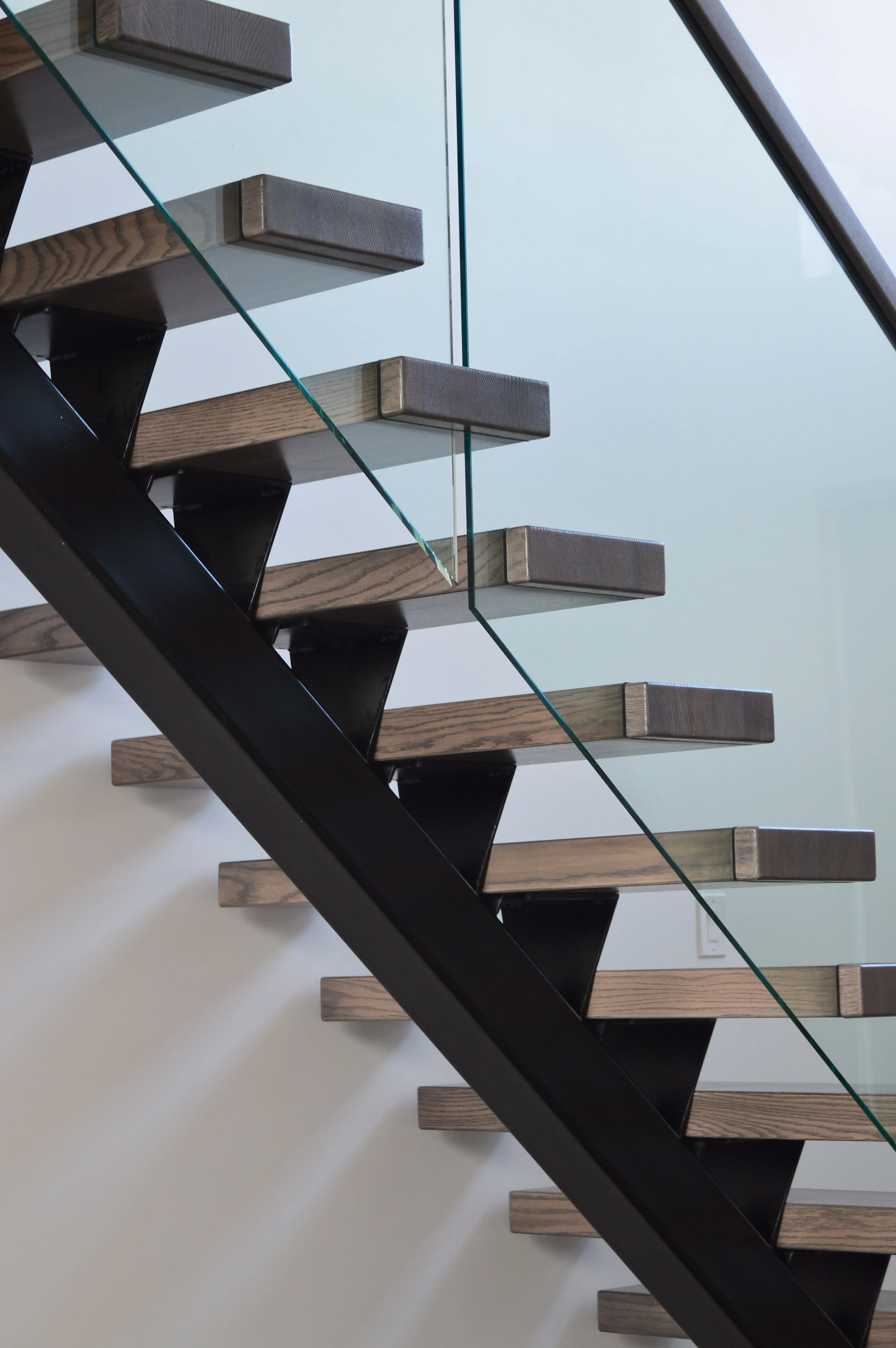 Foshan Factory Prefabricated Modern Indoor Metal Stairs Customized Mono Stringer Straight Staircase Design