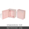 Caja de joyería pequeña con tapa rosa.