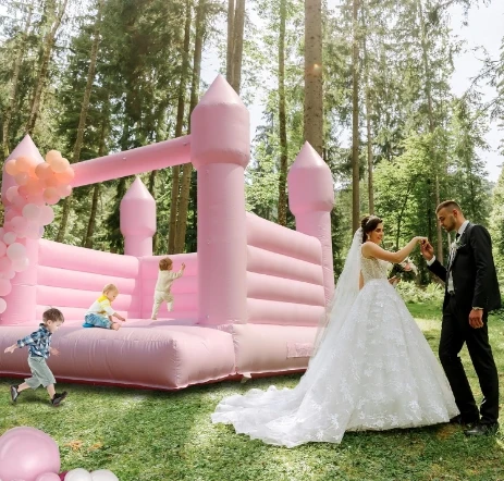 Castelo inflável rosa em PVC para festas ao ar livre, ideal para adultos e crianças. Perfeito para festas, casamentos e decorações._voghion.com