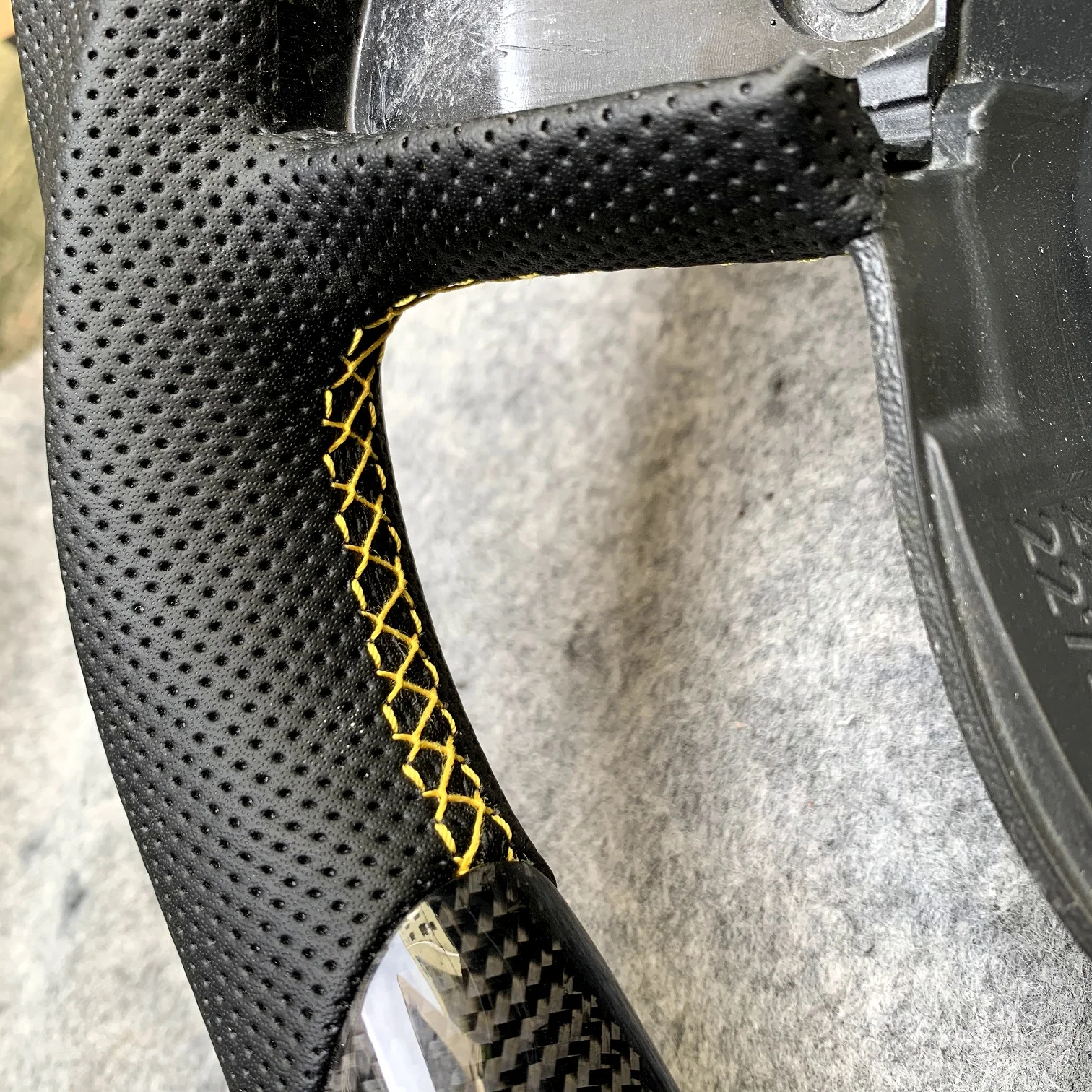 Flat bottom gloss carbon fiber steering wheel suitable for Audi B7 A5 S5 with black perforated leather sides yellow stripe