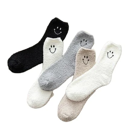 Теплые Мультяшные утепленные женские зимние носки-трубы с улыбающимся лицом комбинированные чулочно-носочные изделия для сна домашние уютные пушистые носки женщин