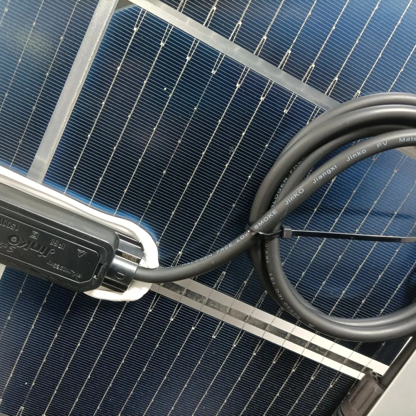Jinko Solar 620W Bifacial Solar Panels - N-Type 132 Half Cells for