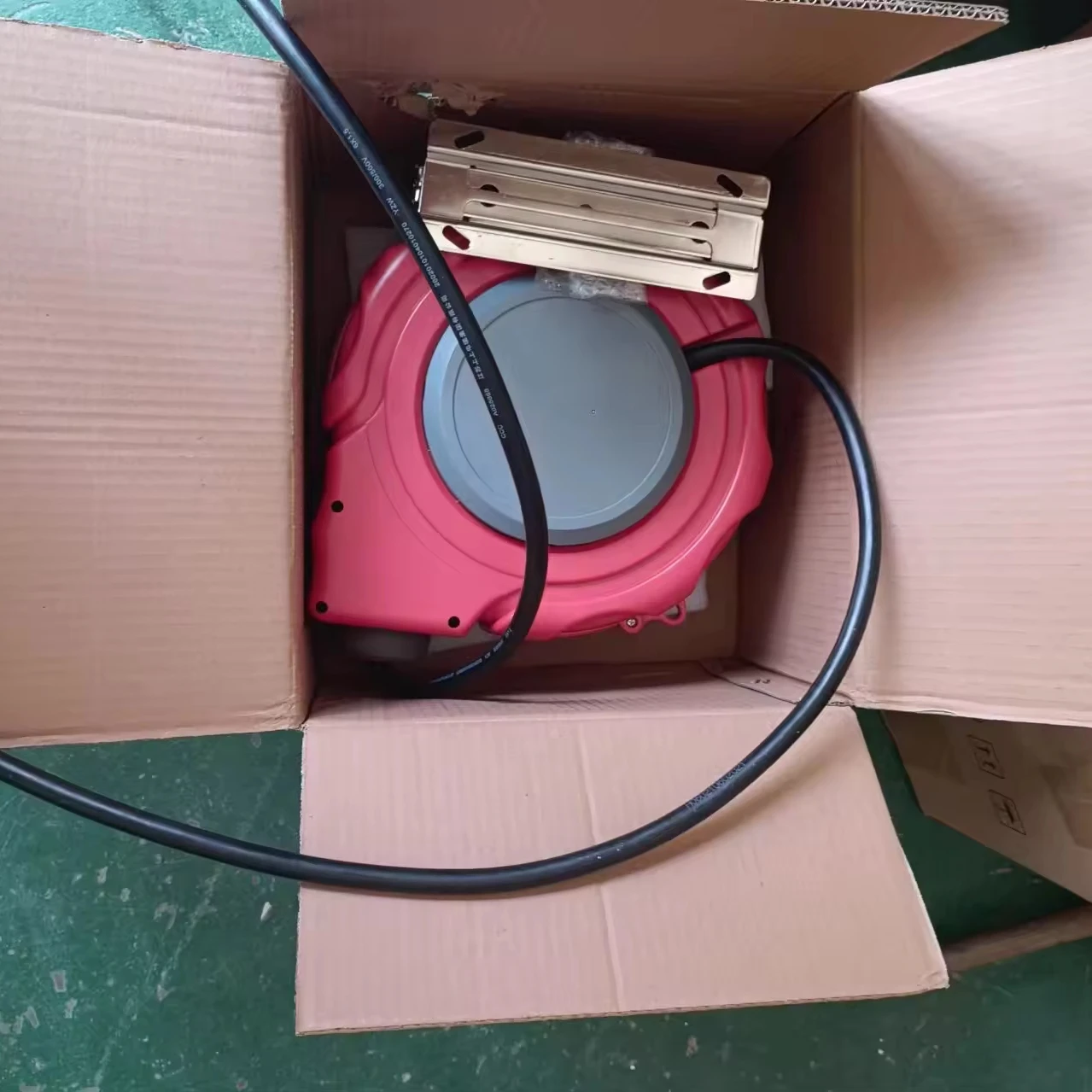 50ft /65ft Capacity Retractable Extension Cable Reel Wall / Ceiling Mount Spring Return Cable Reel Locking Free