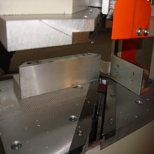 Машина для изготовления пластиковых окон и дверей