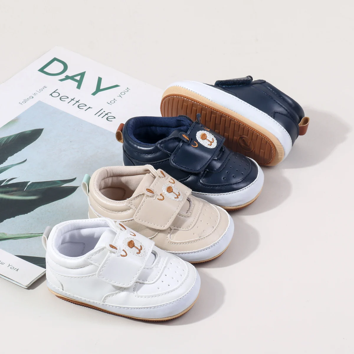 New Arrival High Quality Embroidered Bear Design Hook&loop Prewalker Baby Boys Shoes
