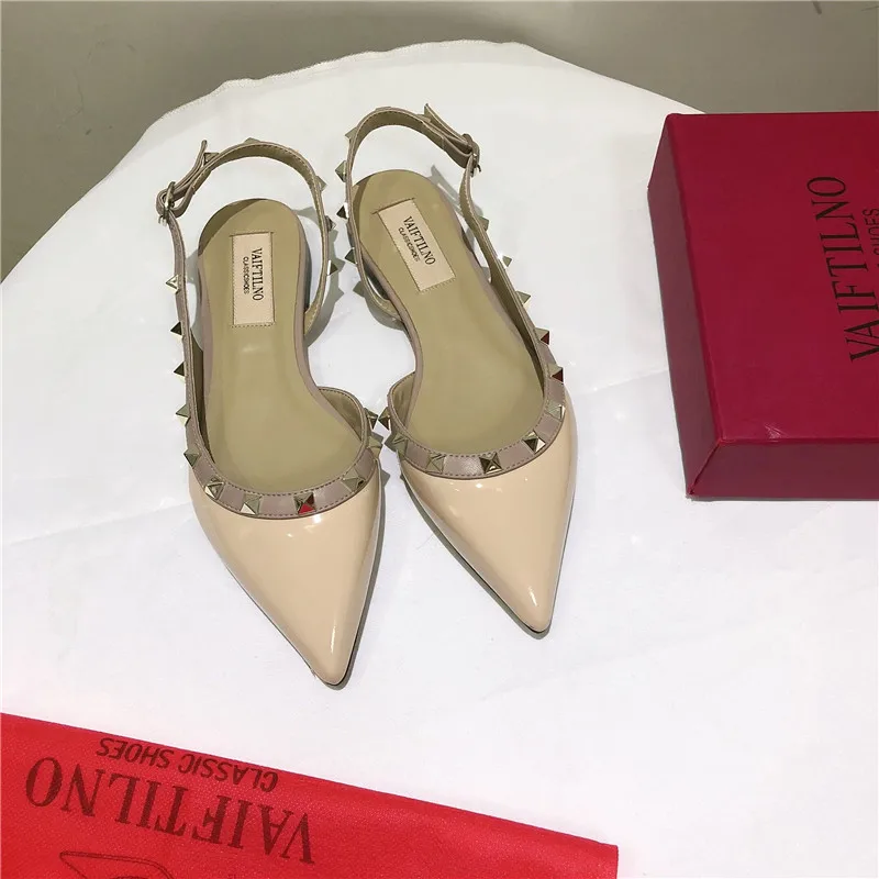 SANDALIAS PLANAS ROMAN STUD DE PIEL DE BECERRO Mujer | Valentino Online  Boutique
