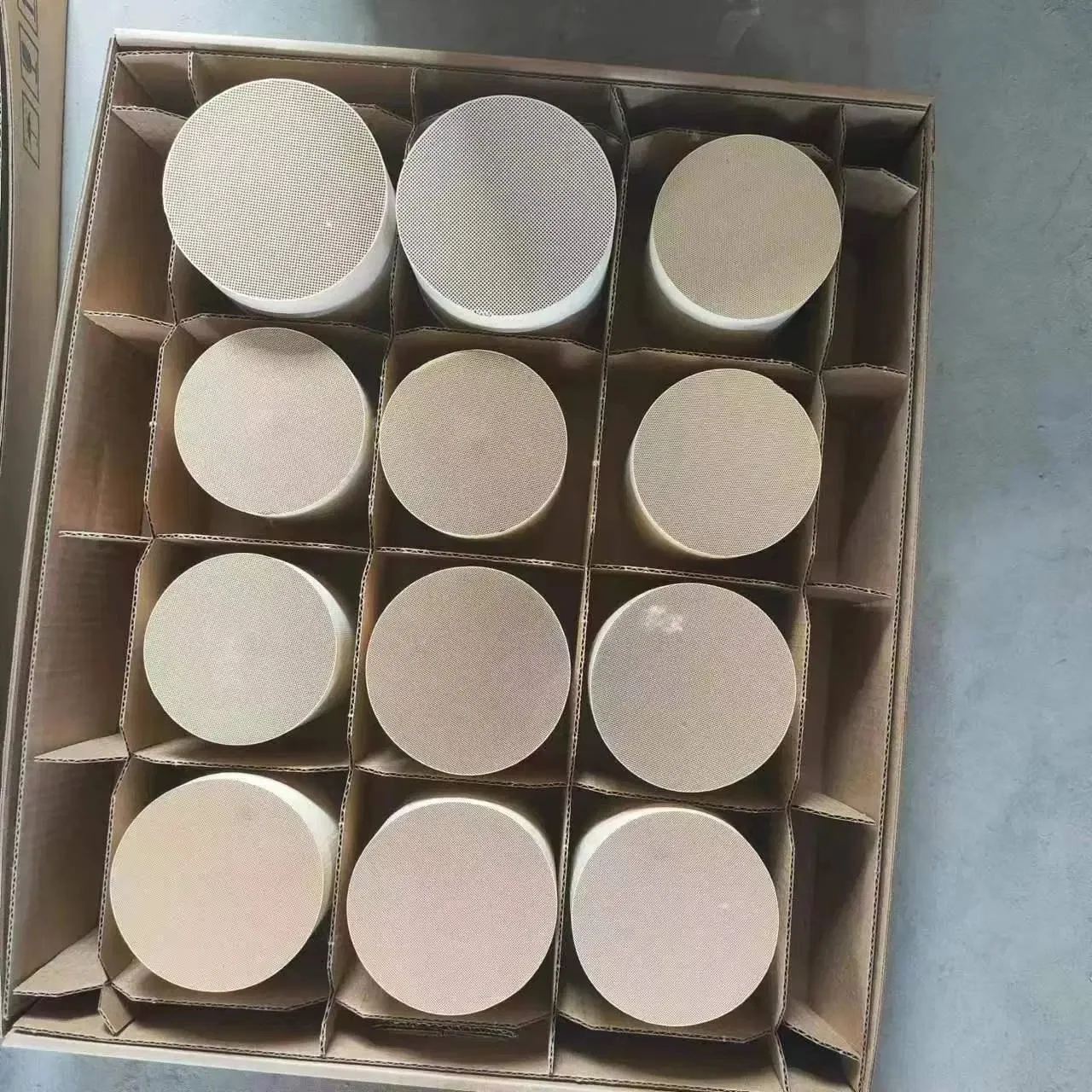 Сотовый керамический носитель катализатора для трехстороннего каталитического нейтрализатора евро 1