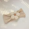 Fascia per capelli jacquard beige con motivo a petali.