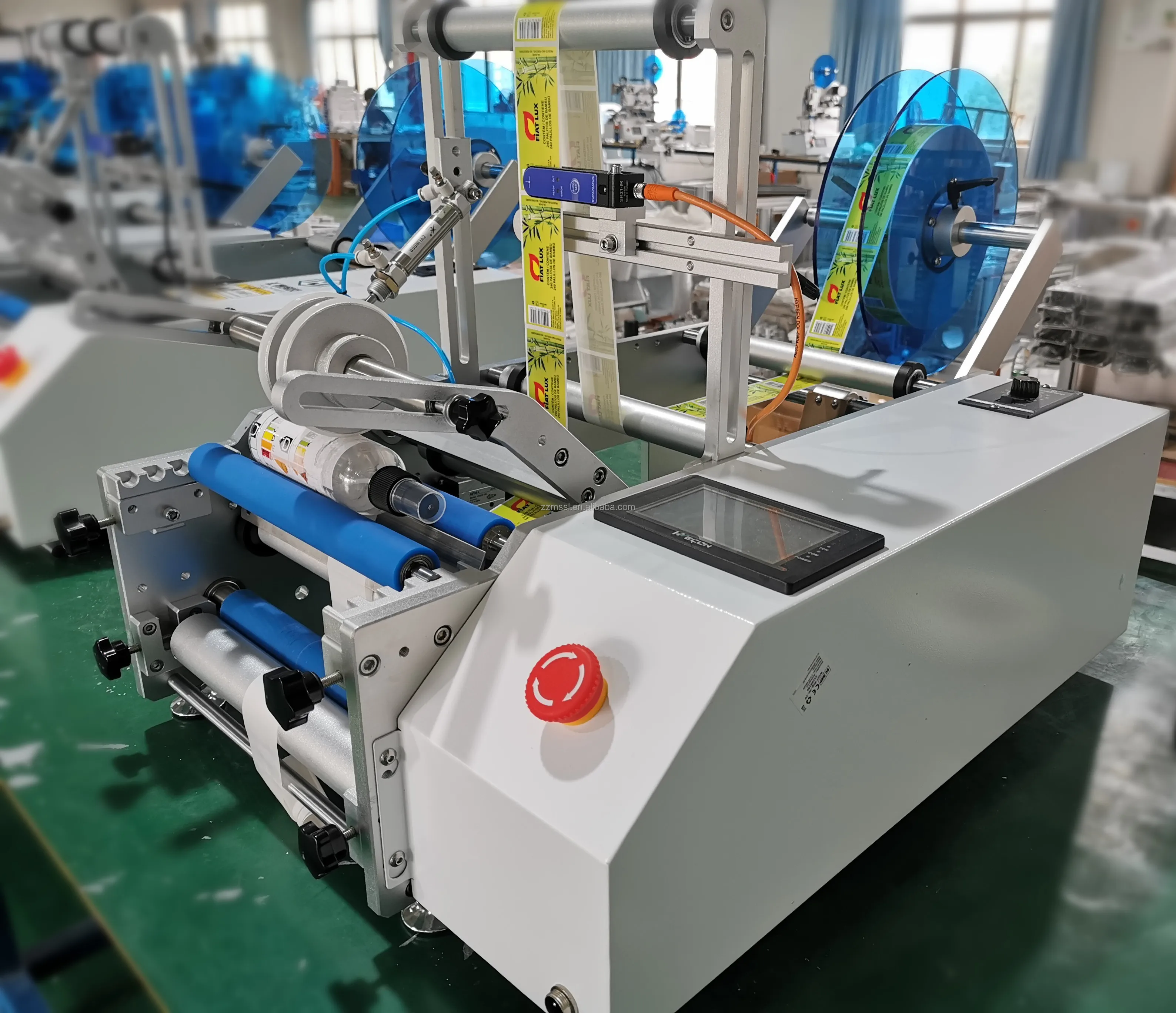 Factory Professional Small Machine Semi Automatic Round Bottle Labeling Machine Round Bottle Label Applicator for Sale