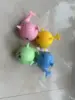Ballena verde que absorbe agua