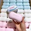 Jabón con aroma, de color rosa suave y en caja.