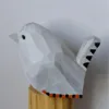 Pájaro blanco, delgado y colorido.