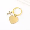 Llavero de colza con forma de corazón dorado.