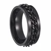 Anillo negro con cadena negra.