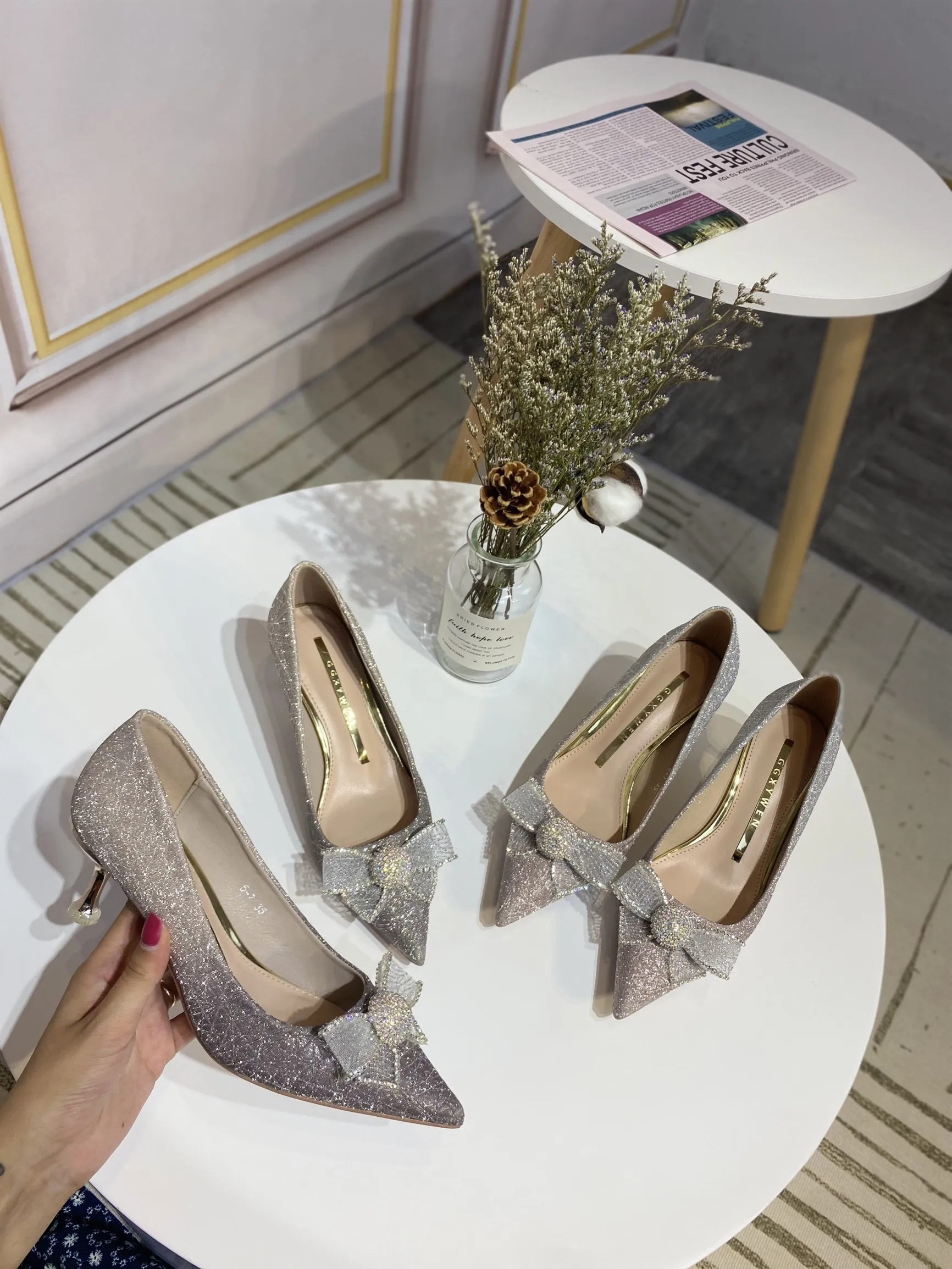 Round Display Riser Showcasing Clothing Store Model Base Cylindrical for Wedding Dress Shop Live Stream Foot Stand Customized