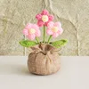 Bolso rosa con diseño de flor abullonada.